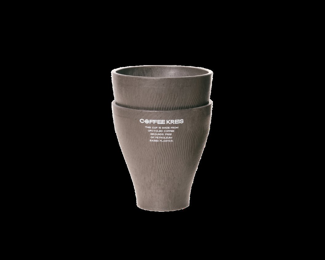 Side by side comparison of coarse and fine coffee grounds on saucers.