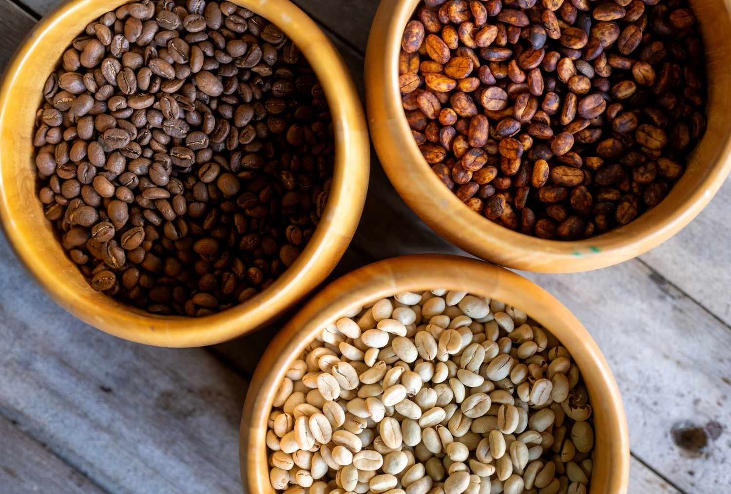 Two mugs of coffee showing the color difference between medium and dark roasts.